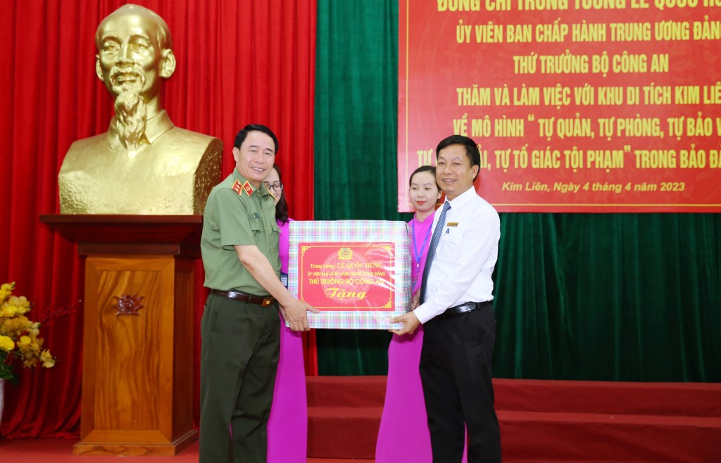 Đoàn công tác Bộ Công an do đồng chí Trung tướng Lê Quốc Hùng, Thứ trưởng Bộ Công an làm Trưởng đoàn tặng quà lưu niệm Khu di tích Kim Liên (huyện Nam Đàn, Nghệ An)