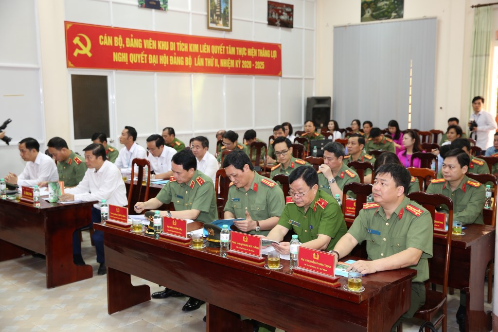 Các đại biểu tham dự buổi làm việc với Khu di tích Kim Liên về mô hình “tự quản, tự phòng, tự bảo vệ, tự hòa giải, tự tố giác tội phạm” trong đảm bảo ANTT