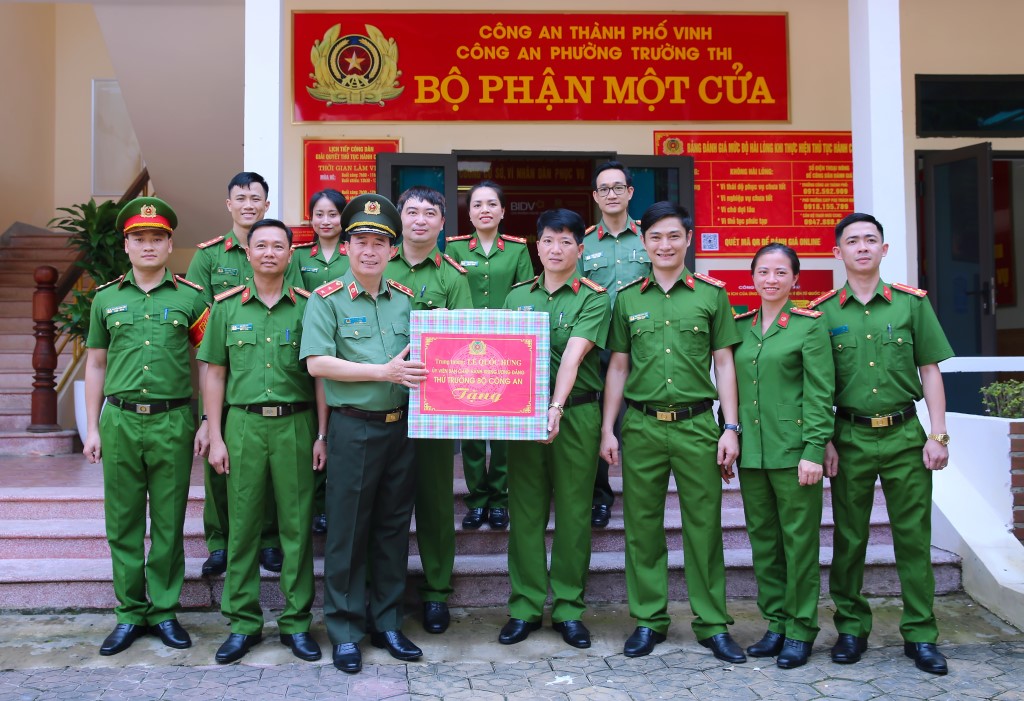 Đồng chí Trung tướng Lê Quốc Hùng, Thứ trưởng Bộ Công an tặng quà lưu niệm Công an phường Trường Thi, thành phố Vinh
