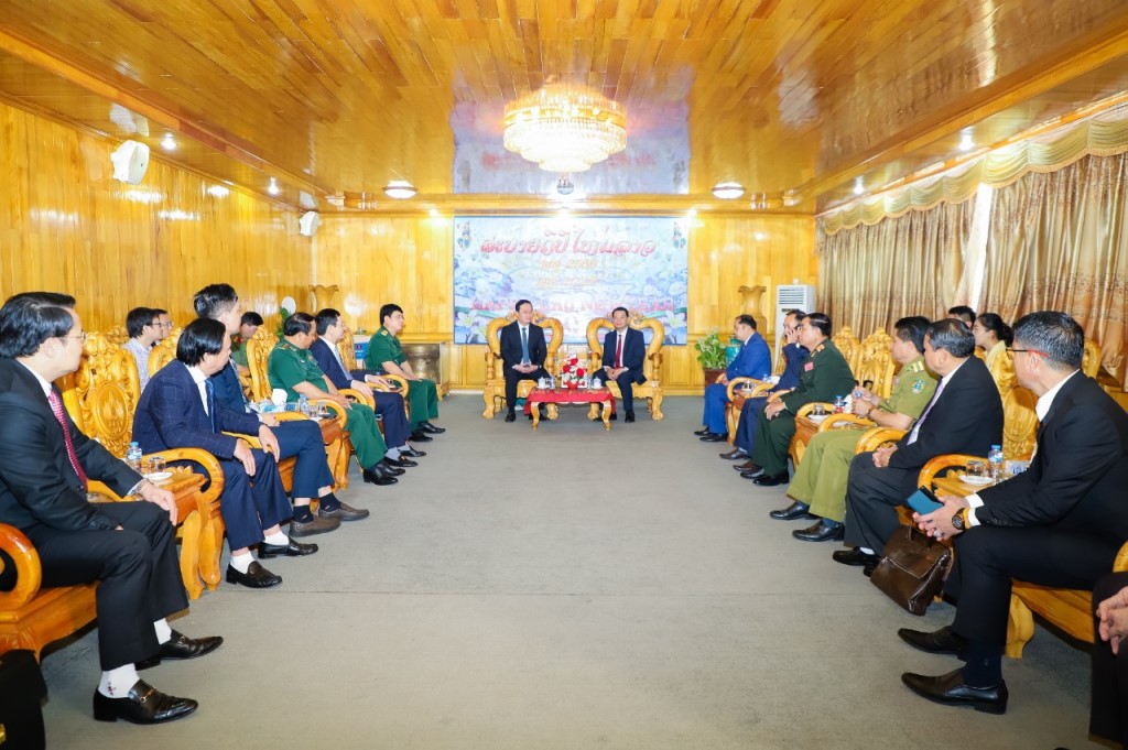 Đoàn công tác tỉnh Nghệ An chúc Tết Bunpimay tỉnh Hủa Phăn (Lào)