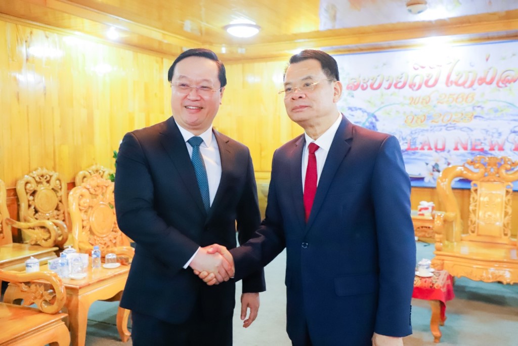 Lãnh đạo 02 tỉnh Nghệ An và Hủa Phăn bắt tay chào mừng