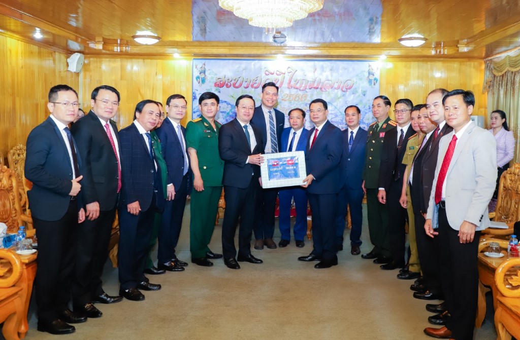 Chủ tịch UBND tỉnh Nghệ An trao quà Tết tặng tỉnh Hủa Phăn