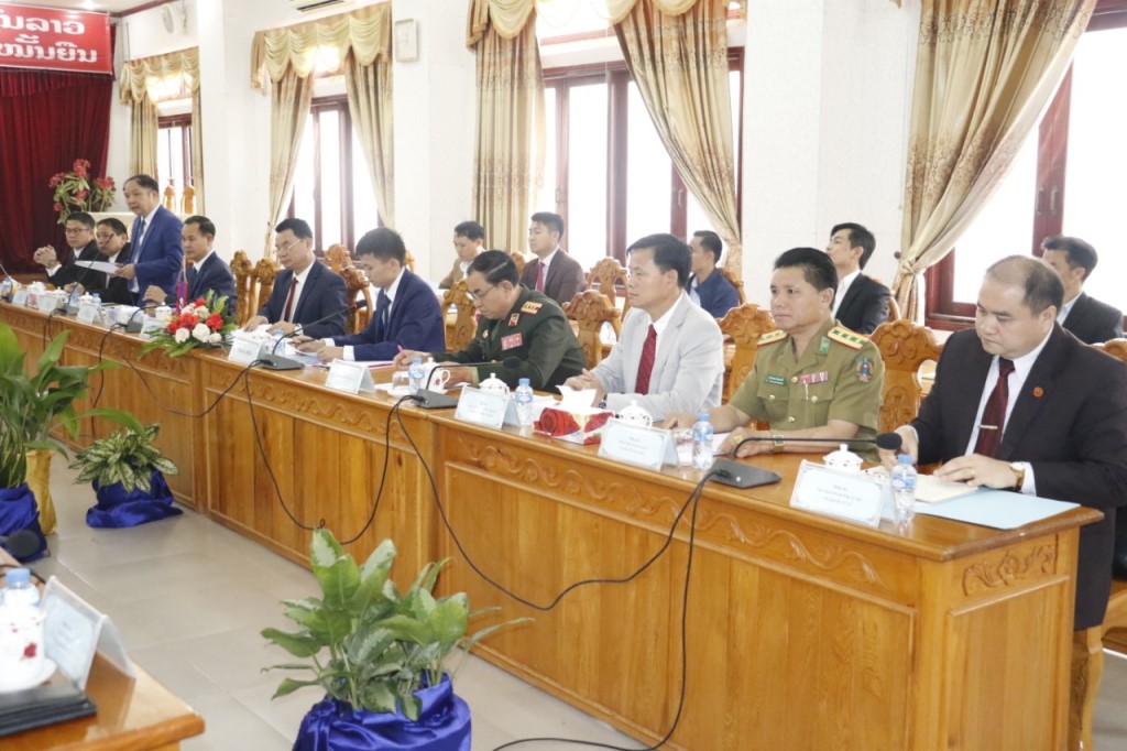 Các đại biểu tỉnh Hủa Phăn dự Hội đàm