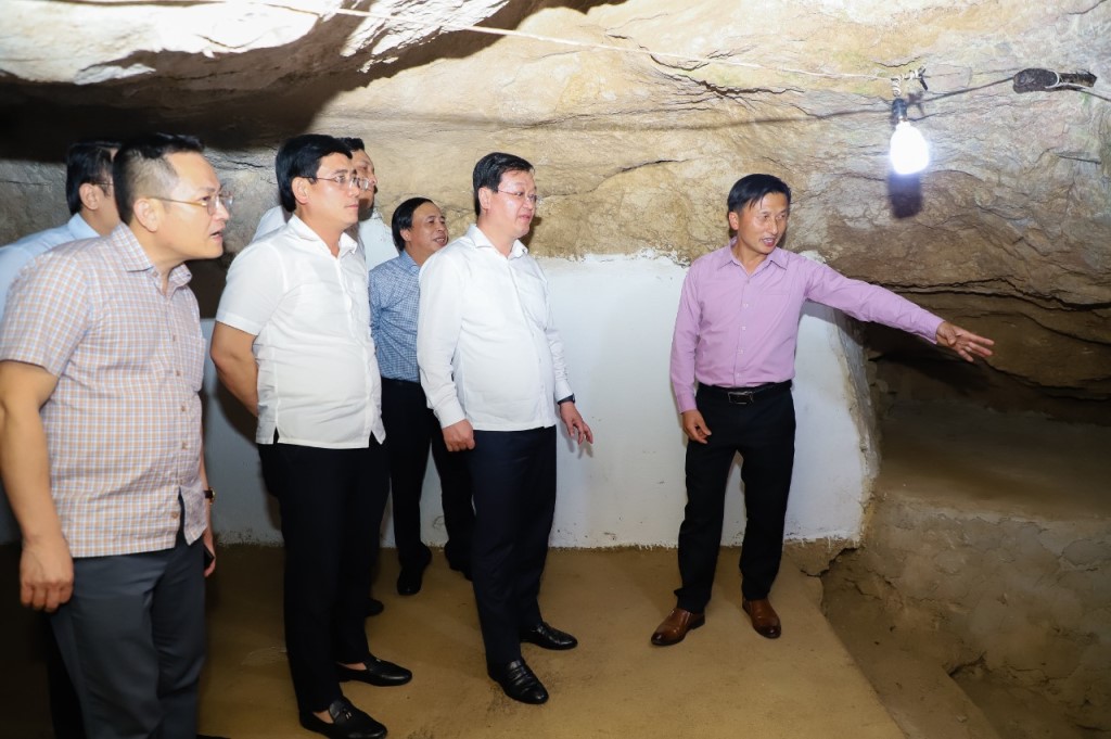Cán bộ khu di tích giới thiệu với đoàn về nơi sinh hoạt, làm việc của cố Tổng Bí thư, Chủ tịch Kaysone Phomvihane 