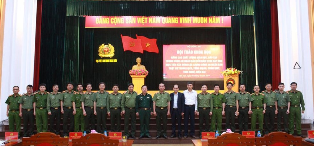 Thứ trưởng Trần Quốc Tỏ cùng các đại biểu dự Hội thảo.