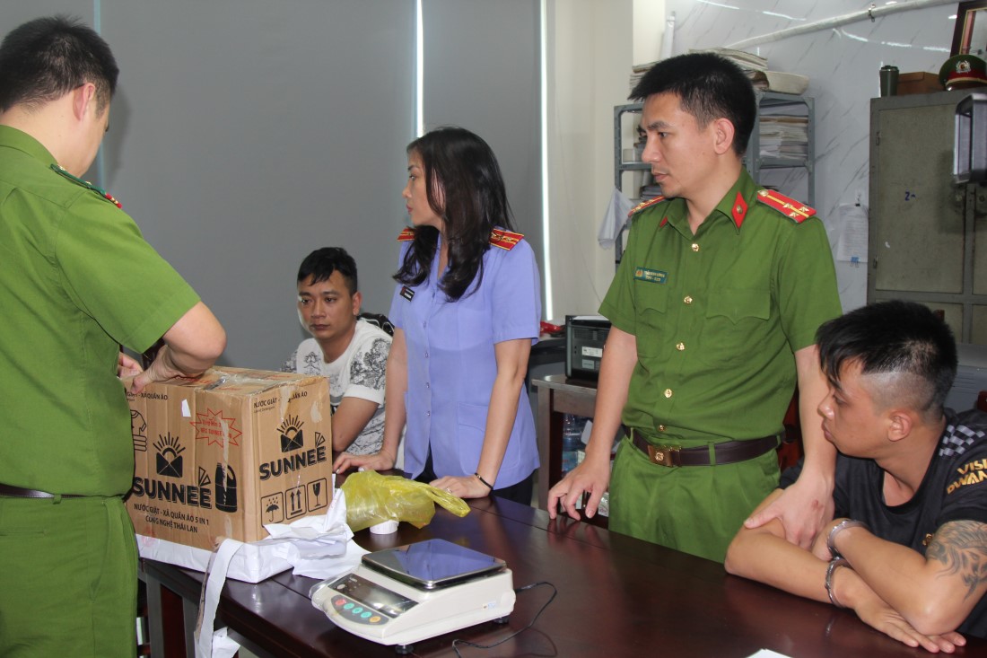 Bắt 02 đối tượng mua bán 03kg ma tuý từ nước ngoài về Việt Nam