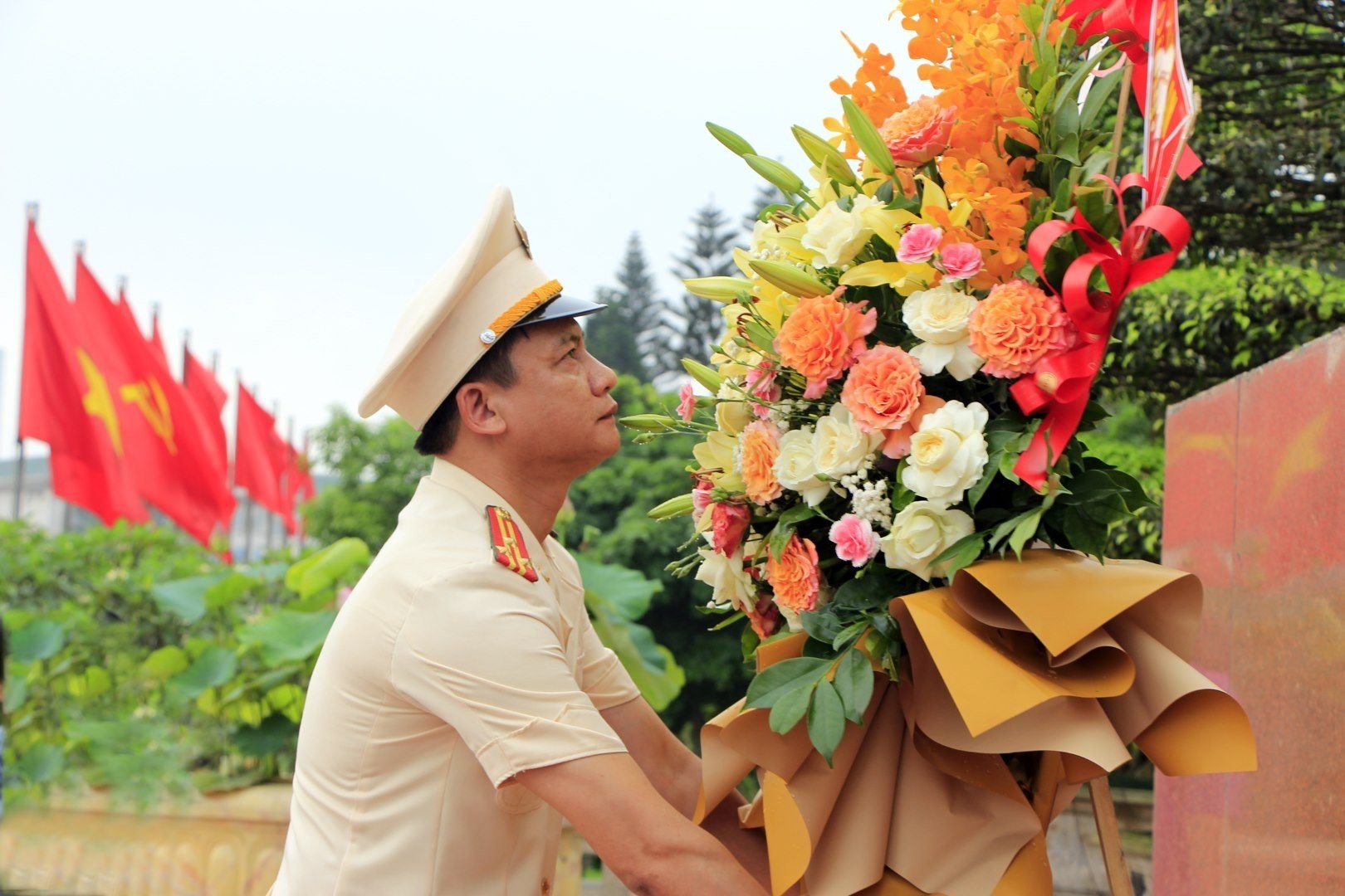 Đồng chí Thượng tá Phạm Vũ Cường - Trưởng phòng Tham mưu Công an Nghệ An dâng lẵng hoa tươi thắm lên anh linh Chủ tịch Hồ Chí Minh. Ảnh: Bình Minh