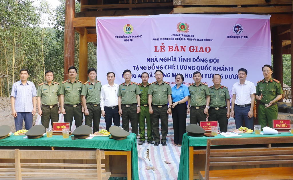 Các đại biểu chụp ảnh lưu niệm 