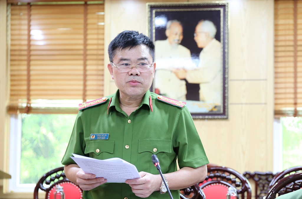 Đồng chí Trưởng phòng Cảnh sát Quản lý hành chính về trật tự xã hội trình bày Kế hoạch cao điểm “70 ngày, đêm” cấp thẻ CCCD gắn chíp đối với công dân có hộ khẩu thường trú trên địa bàn Nghệ An hiện đang cư trú trong và ngoài địa bàn tỉnh Nghệ An