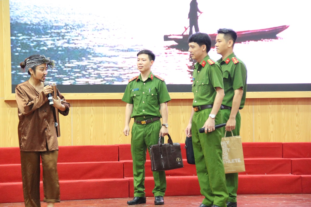 Các thi sinh tham gia trả lời các phần thi 