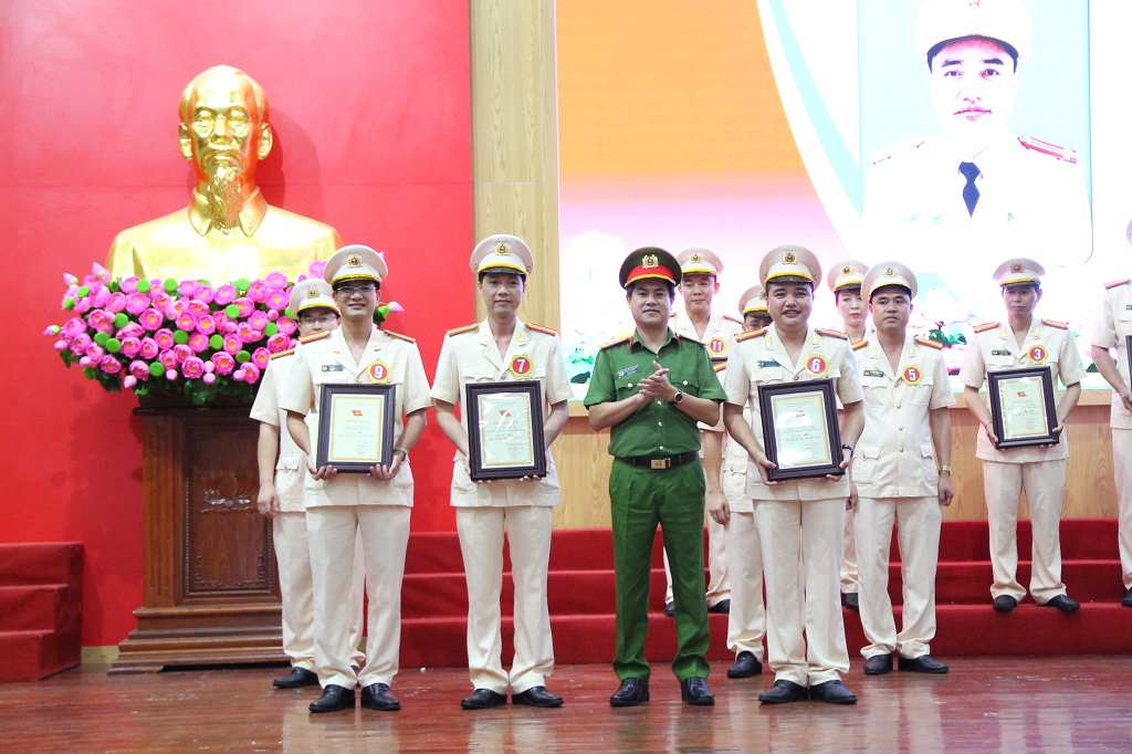 Đồng chí Đại tá Nguyễn Đức Hải - Phó Bí thư Đảng ủy, Phó giám đốc Công an tỉnh trao giải ba cho các thí sinh