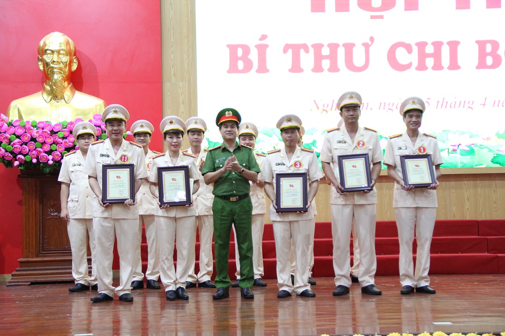 Đồng chí Đại tá Nguyễn Đức Hải - Phó Bí thư Đảng ủy, Phó giám đốc Công an tỉnh trao giải khuyến khích cho các thí sinh