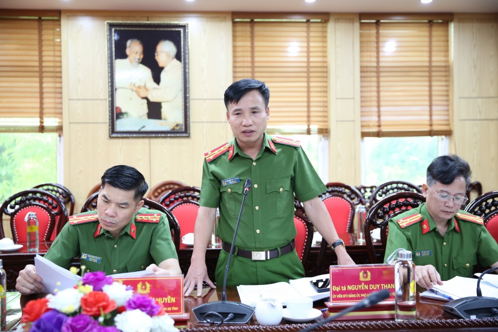 Đồng chí Đại tá Nguyễn Duy Thanh, Phó Giám đốc Công an tỉnh phát biểu tại Hội nghị