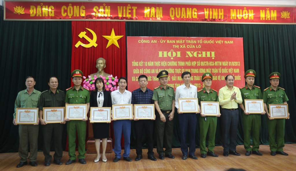 Tặng Giấy khen của UBND thị xã các tập thể, cá nhân có thành tích trong công tác toàn dân bảo vệ ANTQ