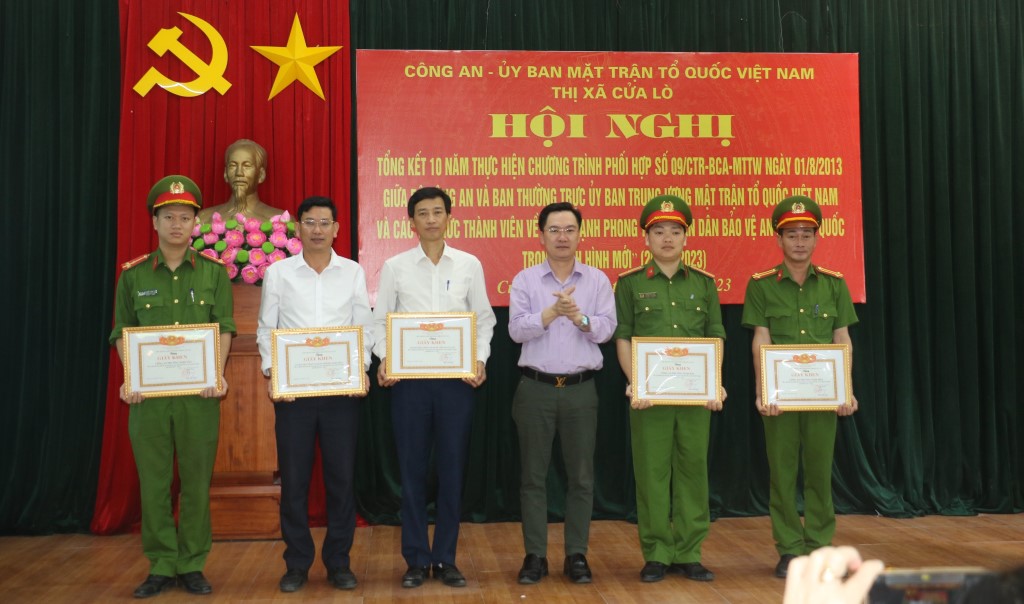 Tặng Giấy khen của UBND thị xã các tập thể, cá nhân có thành tích trong công tác toàn dân bảo vệ ANTQ