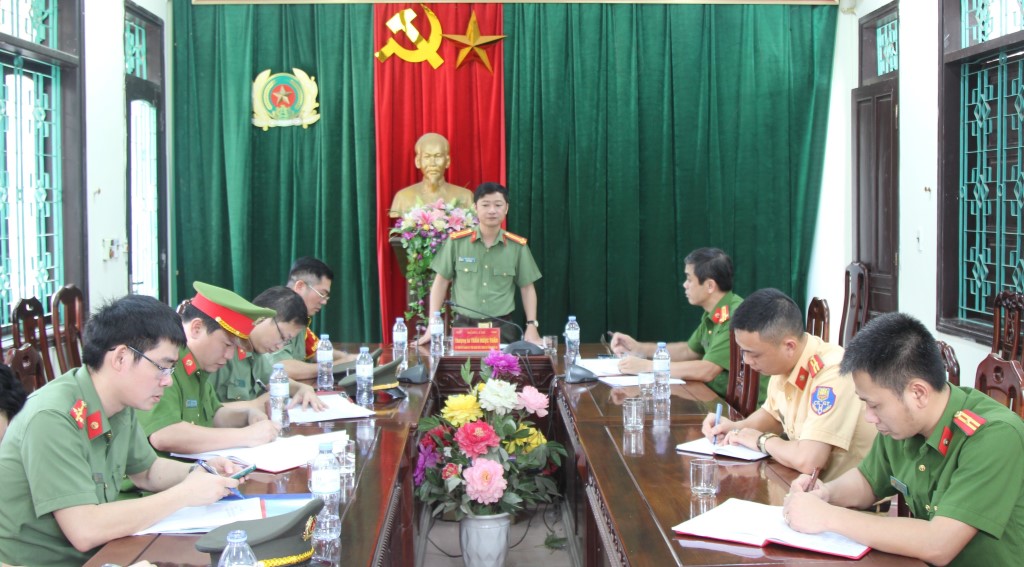 Đồng chí Thượng tá Trần Ngọc Tuấn, Phó Giám đốc Công an tỉnh kiểm tra tại Công an huyện Quỳ Châu