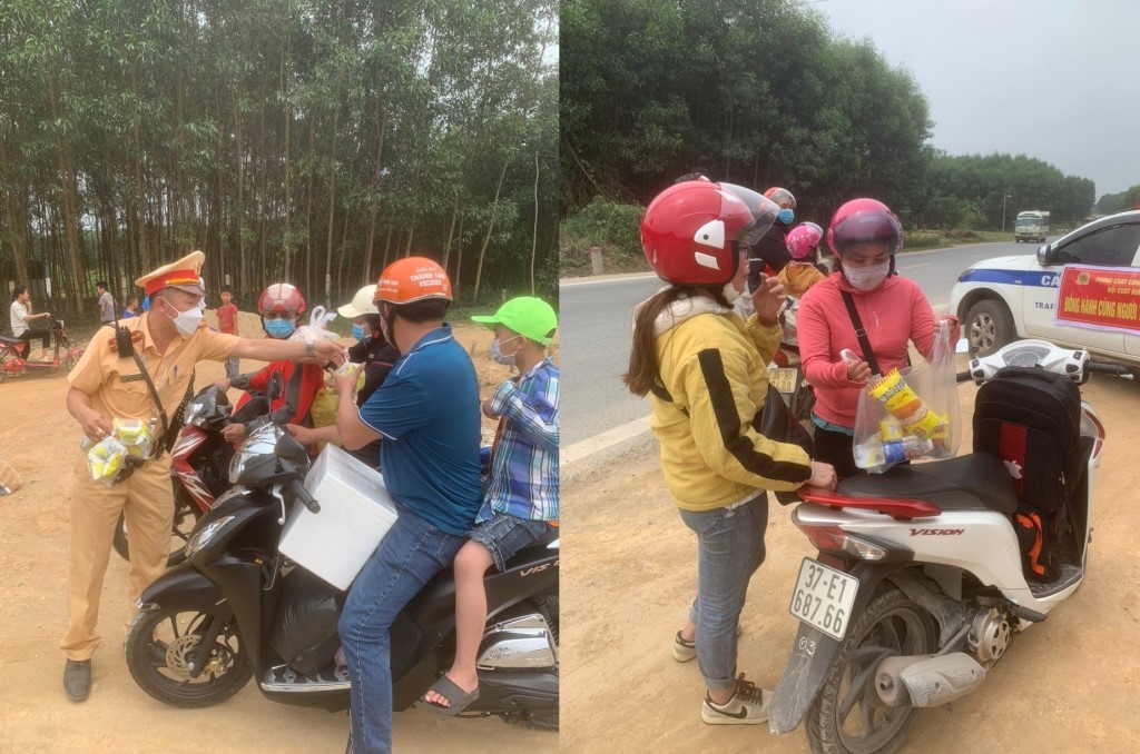 Nhiều chai nước, bánh ngọt được trao tận tay người dân tham gia giao thông