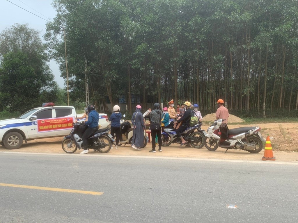 Dù chỉ chai nước, ít gói bánh ngọt nhưng phần nào đó giúp bà con Nhân dân có thêm động lực để tiếp tục hành trình của mình