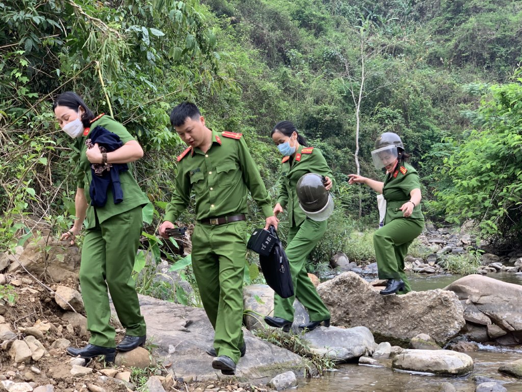 Vượt núi, vào bản làm CCCD giữa ngày lễ