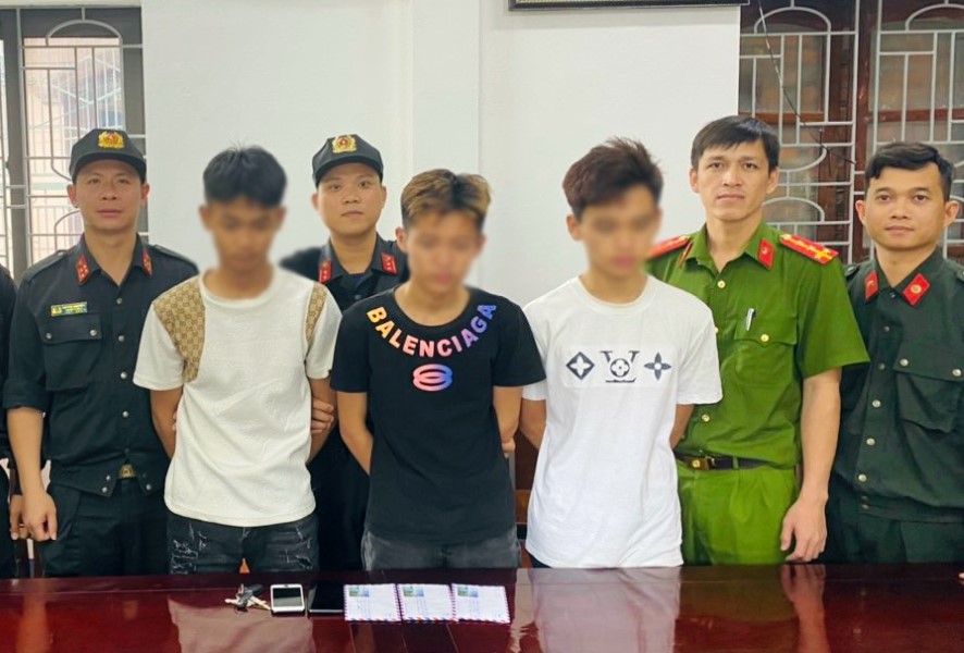 Các đối tượng tàng trữ trái phép chất ma tuý bị tổ 515 bắt quả tang vào tối 28/4/2023