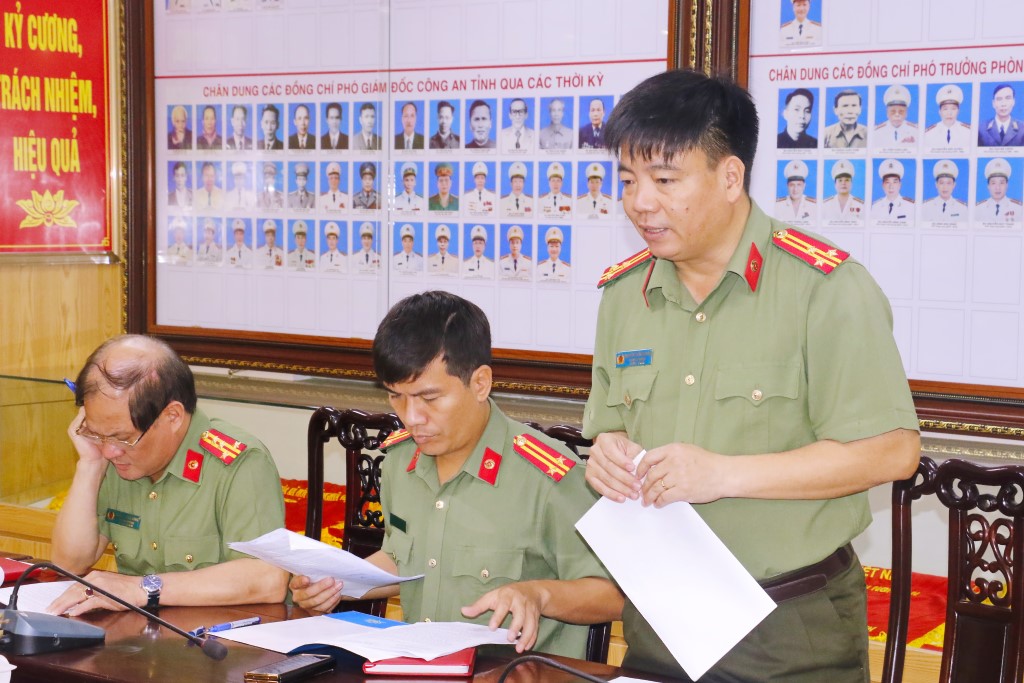 Đại diện lãnh đạo các Phòng nghiệp vụ báo cáo kết quả thực hiện nhiệm vụ nhằm đảm bảo mọi điều kiện tốt và chu đáo nhất cho Liên hoan nghệ thuật quần chúng CAND lần thứ XII năm 2023, khu vực IV diễn ra thành công, tốt đẹp