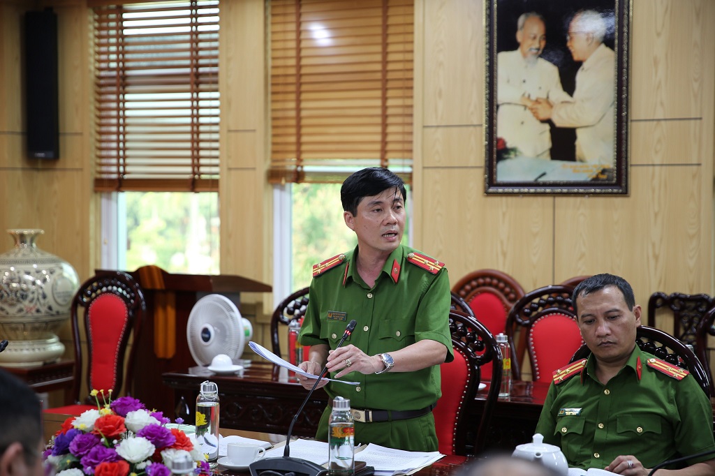 Lãnh đạo Phòng Cảnh sát PCCC&CNCH Công an tỉnh phát biểu tại Hội nghị