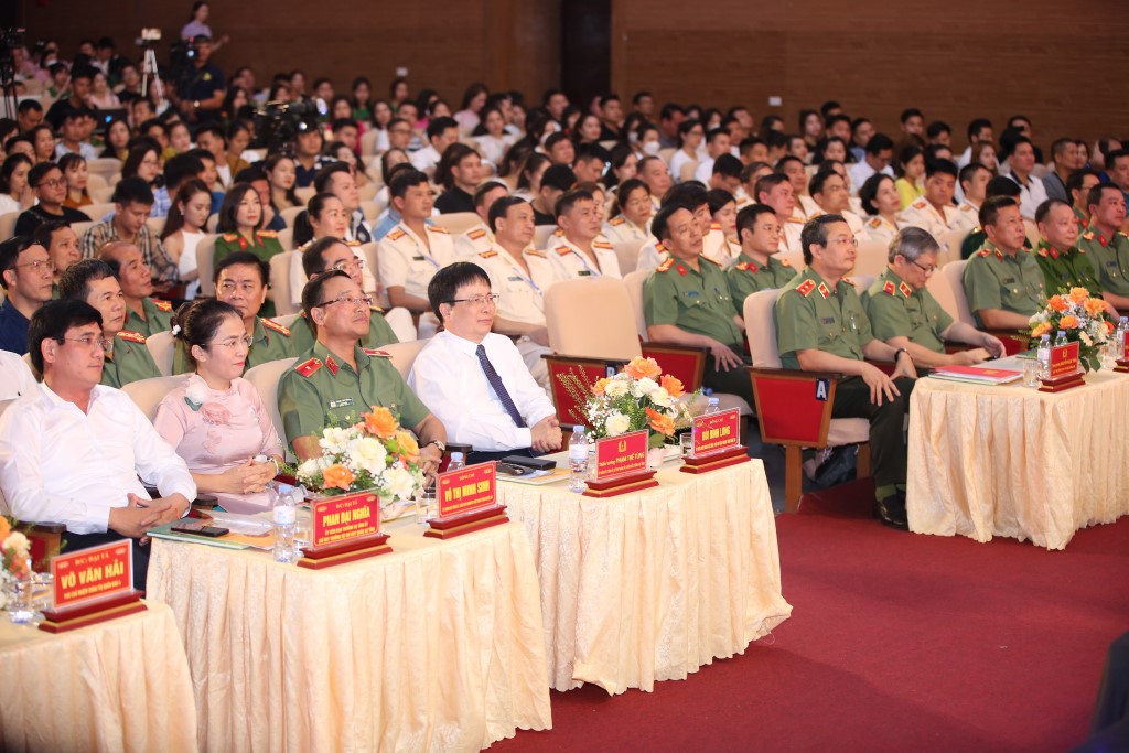 Các đại biểu dự lễ khai mạc