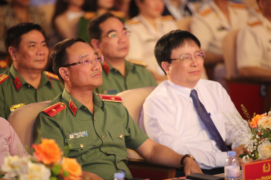 Đồng chí Thiếu tướng Phạm Thế Tùng, Ủy viên Ban Thường vụ Tỉnh ủy, Giám đốc Công an tỉnh dự lễ khai mạc