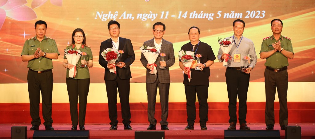 Thiếu tướng, NSND Nguyễn Công Bẩy, Phó Cục trưởng Cục Công tác Đảng và công tác chính trị, Bộ Công an, Phó Trưởng ban Thường trực Ban Tổ chức Liên hoan Nghệ thuật quần chúng CAND lần thứ XII, năm 2023 và Thiếu tướng Phạm Thế Tùng, Uỷ viên Ban Thường vụ Tỉnh uỷ, Giám đốc Công an tỉnh Nghệ An tặng biểu trưng lưu niệm Liên hoan và hoa các thành viên Hội đồng Giám khảo