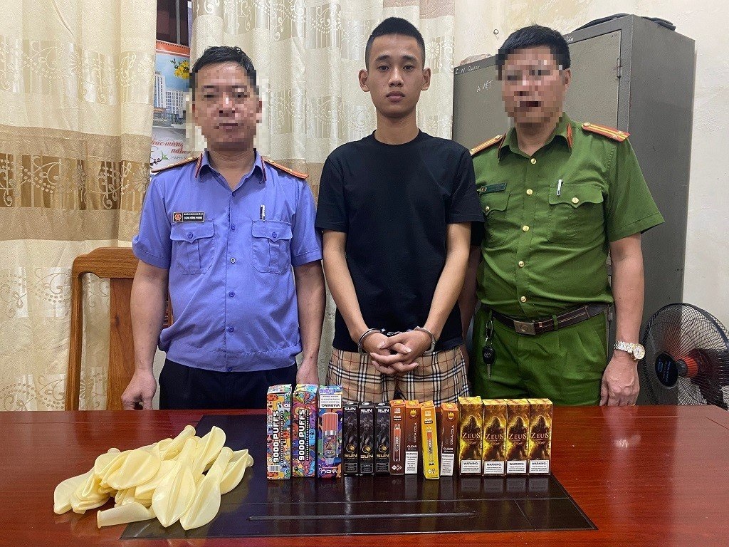Đối tượng Cao Văn Thịnh (áo đen) tại Cơ quan Công an (Ảnh: Văn Hậu)