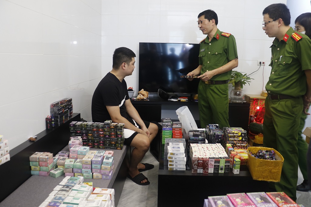 Công an thành phố Vinh phát hiện nhiều đối tượng có hành vi buôn bán, vận chuyển thuốc lá điện tử (Ảnh: Phạm Thủy)