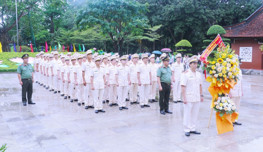 Đoàn đại biểu điển hình tiên tiến Bộ Công an dâng hoa, dâng hương tại Khu Di tích Kim Liên