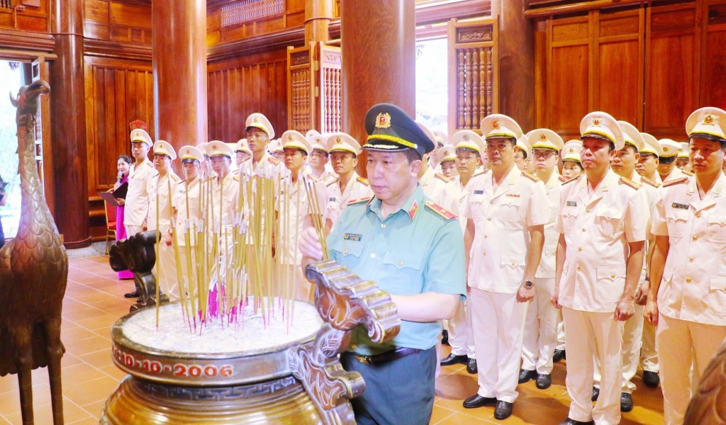 Đoàn đại biểu đã thành kính dâng lẵng hoa tươi thắm và nén hương thơm tưởng nhớ công ơn của Chủ tịch Hồ Chí Minh