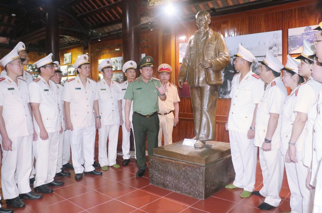 Các đại biểu tham quan, chụp ảnh lưu niệm nhà trưng bày Khu Di tích Kim Liên
