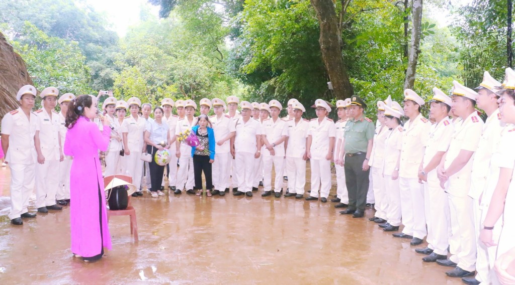 Đoàn công tác nghe thuyết minh về thân thế, sự nghiệp và những người thân trong gia đình Bác Hồ tại Khu di tích