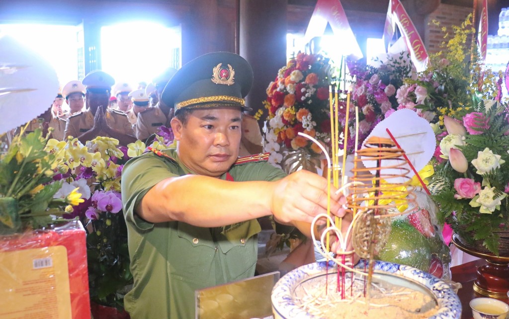 Đoàn đại biểu cũng đã đến dâng hương tại Đền Chung Sơn - Đền thờ gia tiên Chủ tịch Hồ Chí Minh