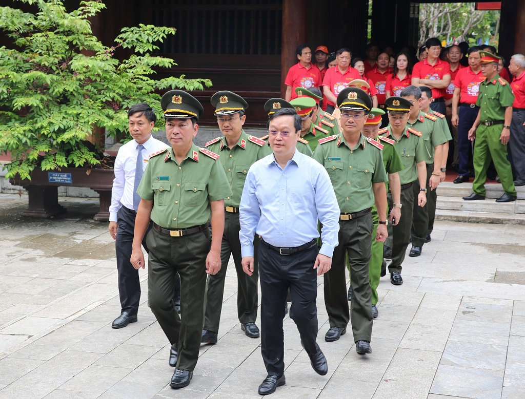 Đồng chí Thượng tướng Trần Quốc Tỏ - Thứ trưởng Bộ Công an dâng hương tưởng niệm Chủ tịch Hồ Chí Minh tại Khu di tích Kim Liên