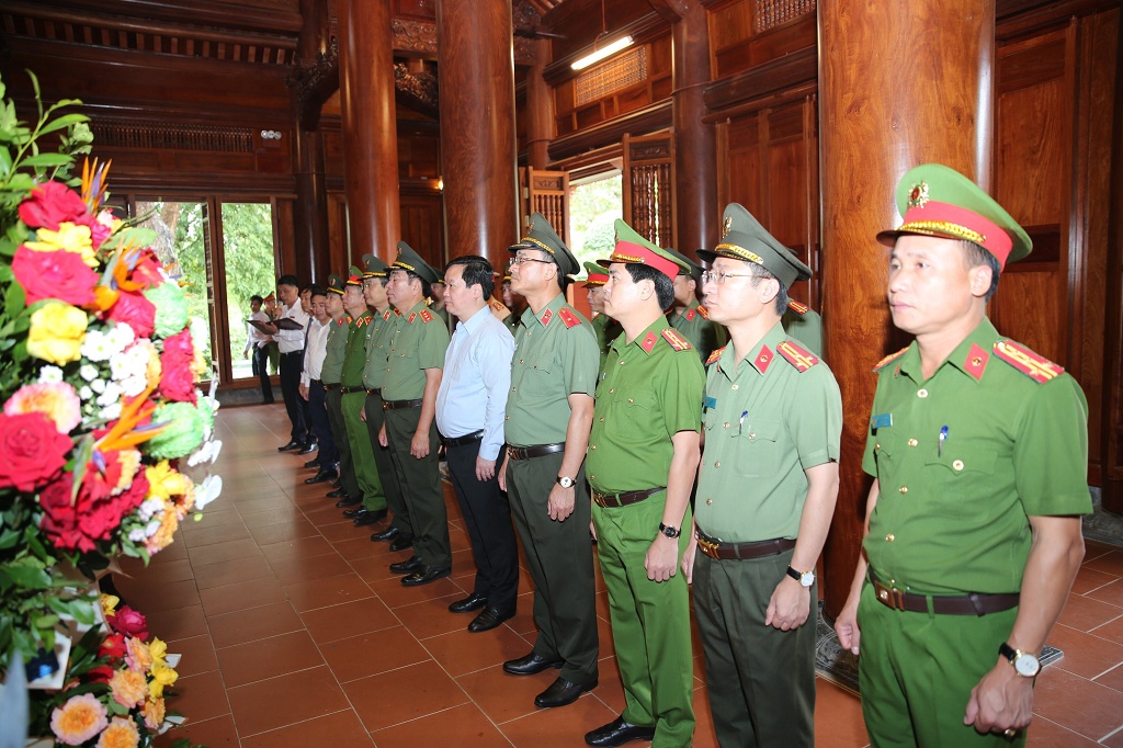 Đoàn đại biểu bày tỏ lòng biết ơn vô hạn đối với công lao trời biển của Chủ tịch Hồ Chí Minh
