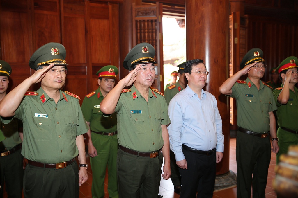Thứ trưởng Trần Quốc Tỏ và đoàn đại biểu nguyện luôn luôn trung thành tuyệt đối với Tổ quốc, Đảng, Nhà nước và Nhân dân