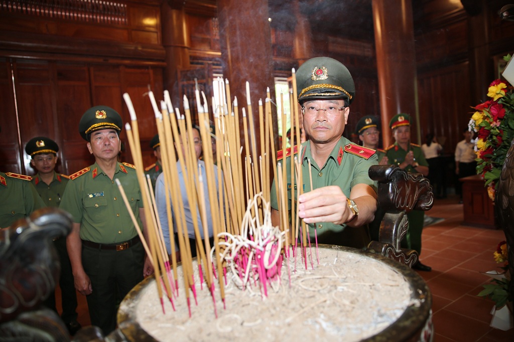 Đồng chí Thiếu tướng Phạm Thế Tùng, Ủy viên Ban Thường vụ Tỉnh ủy, Giám đốc Công an tỉnh dâng hương tưởng niệm Chủ tịch Hồ Chí Minh