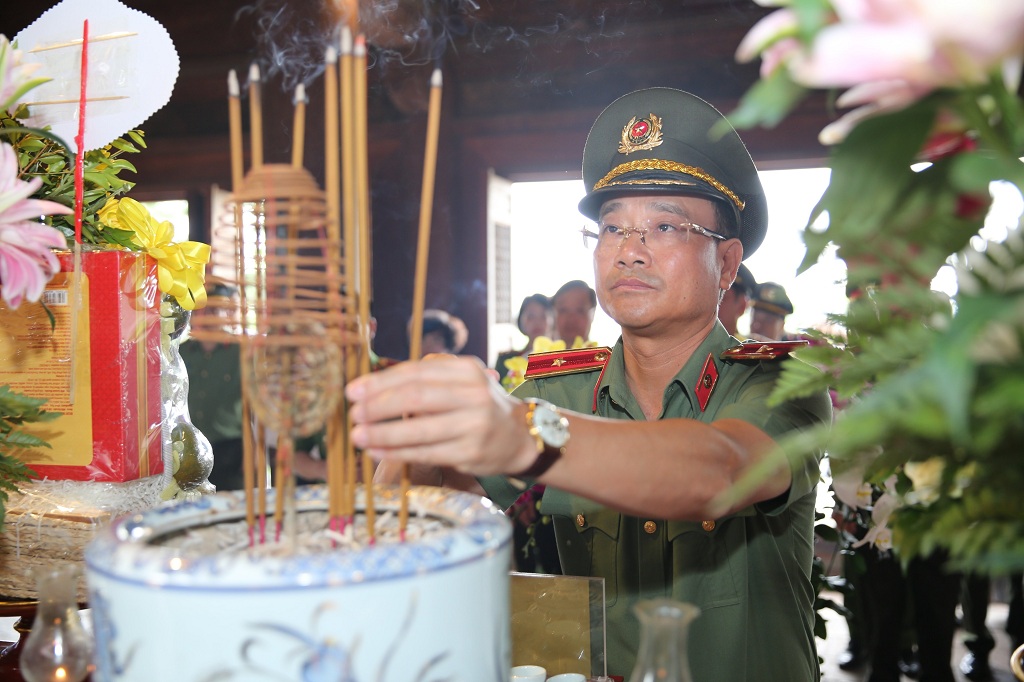 Đồng chí Thiếu tướng Phạm Thế Tùng, Giám đốc Công an tỉnh dâng hương tại Đền Chung Sơn