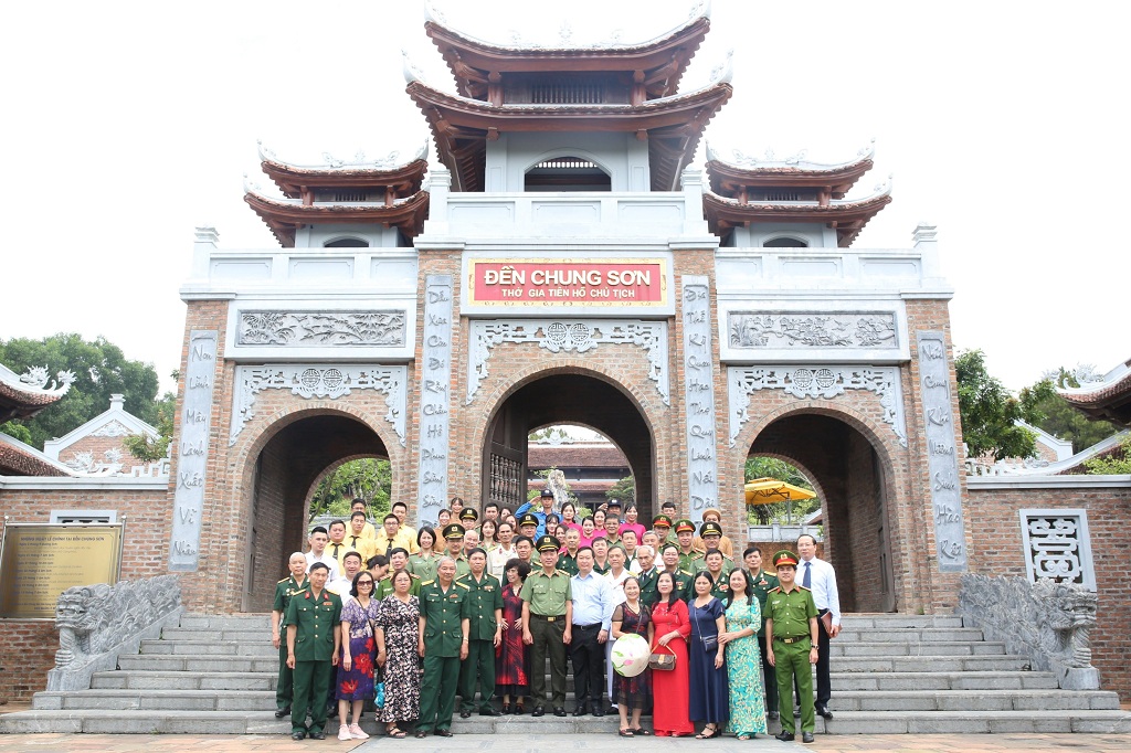 Đoàn đại biểu chụp ảnh lưu niệm tại Đền Chung Sơn