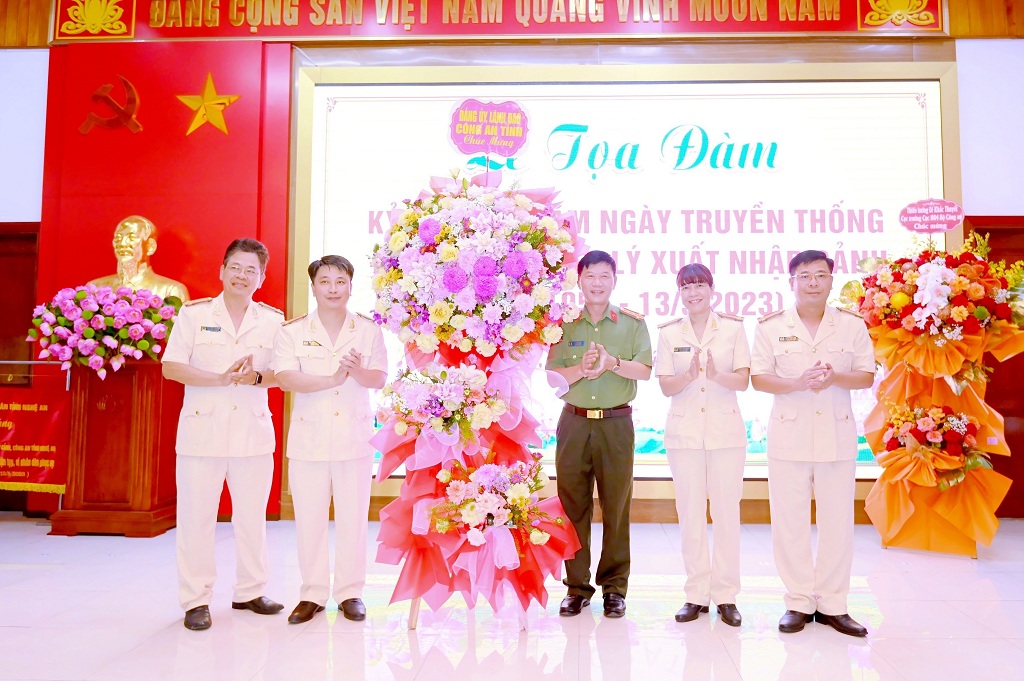 Đồng chí Đại tá Lê Văn Thái, Phó Giám đốc Công an tỉnh thay mặt Đảng ủy, Lãnh đạo Công an tỉnh tặng lẵng hoa tươi thắm chúc mừng Phòng Quản lý XNC nhân kỷ niệm 70 năm Ngày truyền thống