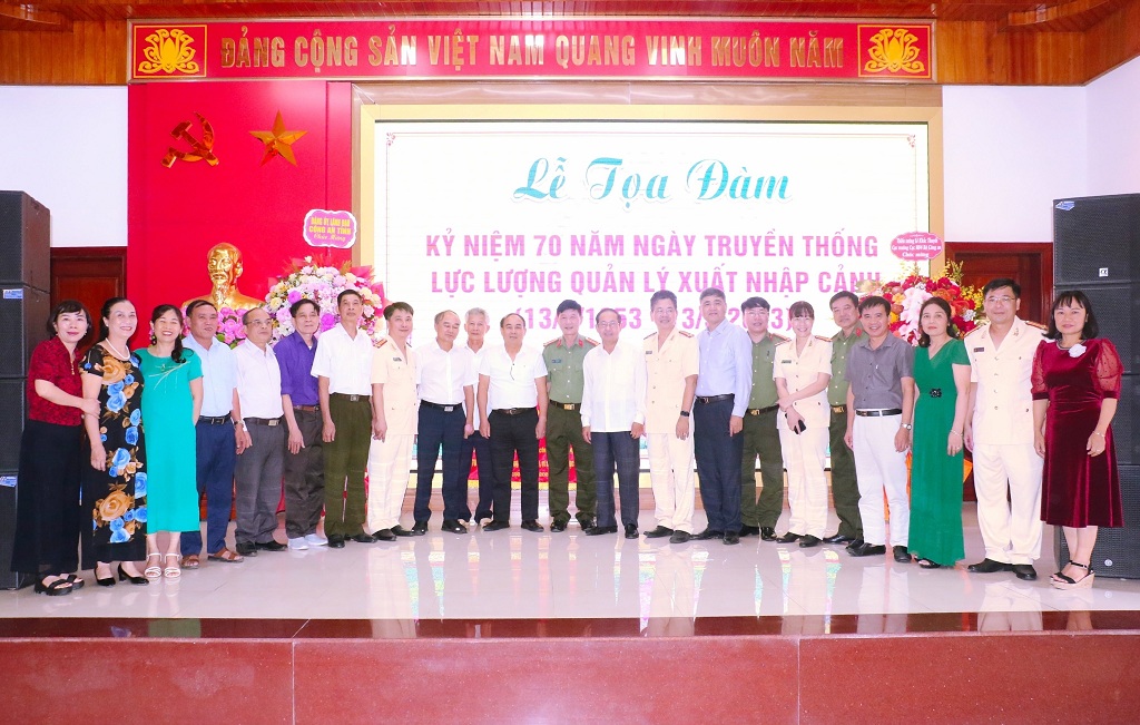 Đồng chí Đại tá Lê Văn Thái, Phó Giám đốc Công an tỉnh chụp ảnh lưu niệm cùng với nguyên Lãnh đạo, cán bộ, chiến sĩ và tập thể Phòng Quản lý XNC