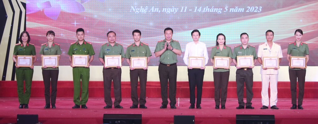 Trao Chứng nhận Chuyên đề tặng các cá nhân xuất sắc tại liên hoan