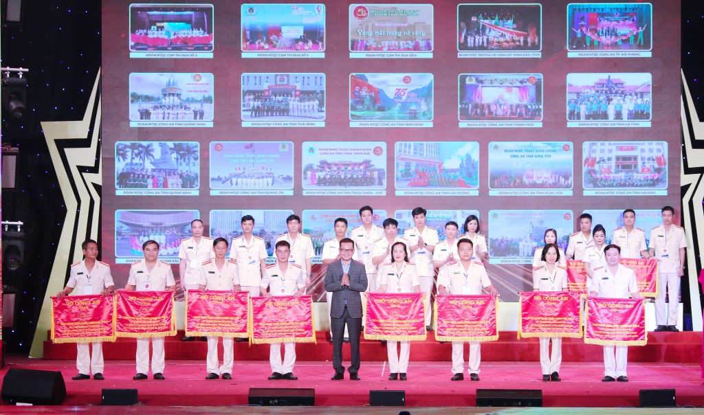 Trao Cờ, giải B cho 08 đoàn nghệ thuật