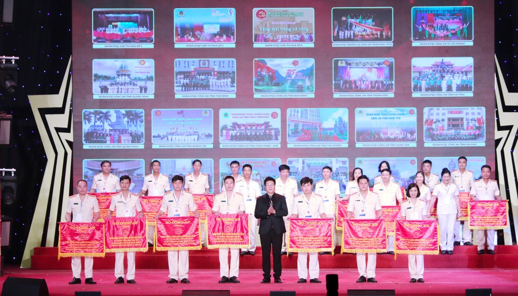 Trao Cờ, giải C cho các đoàn nghệ thuật
