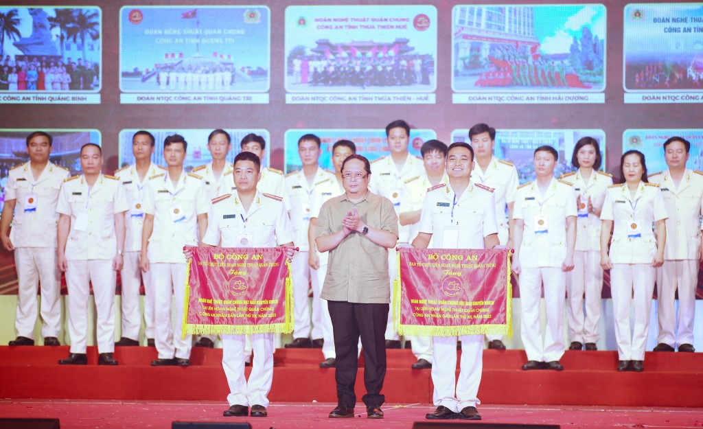 Trao Cờ, giải Khuyến khích cho các đoàn