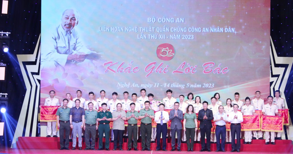 Đại diện các đoàn chụp ảnh lưu niệm với các đại biểu