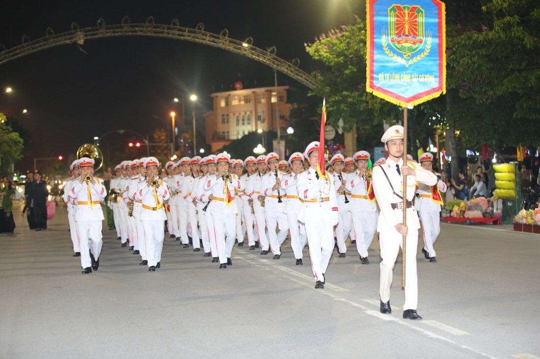 Người dân thành phố Vinh nô nức, háo hức với màn biểu diễn của Đoàn Nghi lễ Công an nhân dân ở phố đi bộ